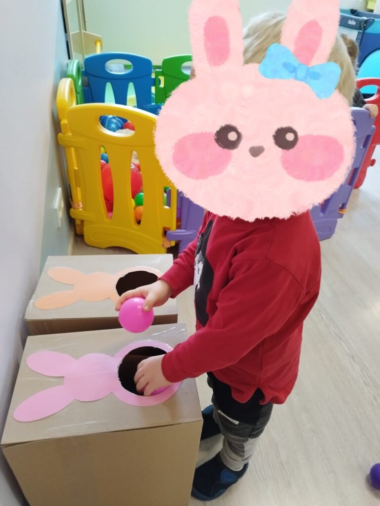 „Kolorowe Zajączki” – zabawa