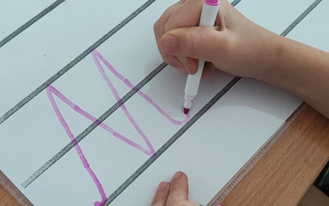 Ćwiczenia Pisania DIY: Wprowadzanie liter – materiał idealny