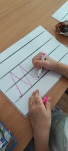 Ćwiczenia Pisania DIY: Wprowadzanie liter – materiał idealny