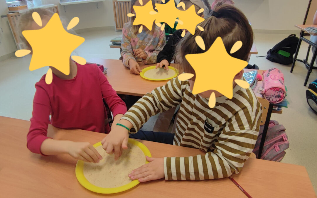 Pisanie Liter na Bułce Tartej: Wartościowa Zabawa z Alfabetem