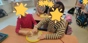 Pisanie Liter na Bułce Tartej: Wartościowa Zabawa z Alfabetem