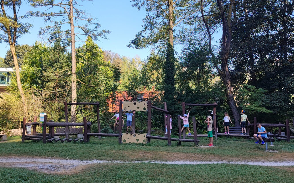 plac zabaw zabawy na świeżym powietrzu