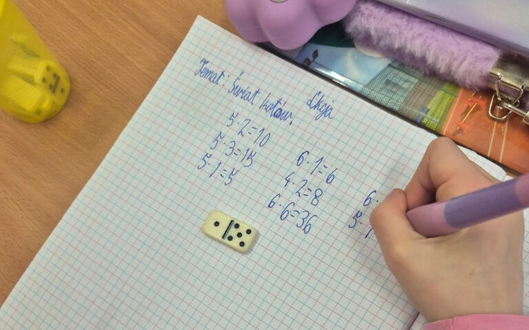 Ćwiczenie matematyczne z domino – zabawa i nauka w jednym!